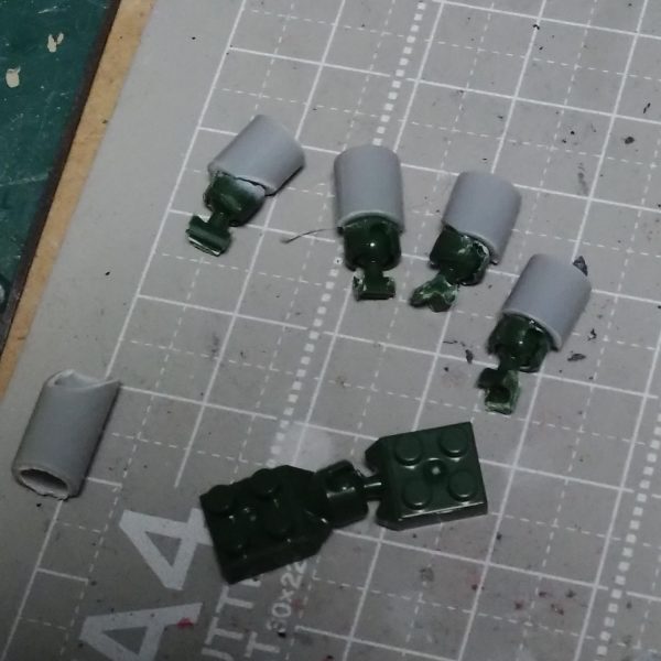 制作中のジオングでしたが、今迄のディティールがどのくらいなのか全体のバランスを知りたくて午後の天気を利用してサフ吹いて一度組んでみました。今迄マニピュレータ制作は隠してましたがゾックの写真撮りたくて我慢出来ずに公開しちゃいます。ジオングの圧倒的迫力を表したくマニピュレーターを大型化。と言ってももう少し小さく制作したかったのですが指に可動を入れたいと考えましたが使用したいサイズの球体ジョイントは値段が高い！ボールジョイントも高い！全関節数となぬと…無理だと判断して、うーむ以前少し使ったことがある100均のプチブロックのボールジョイントを買いに行った…のですがボールジョイントの入ったやつが無い。違う街に住んでる息子に連絡して、もし100均行った時プチブロックのボールジョイント付きの売ってたら買っておいてと連絡。まとめ買いしたものを受け取りこのような物が出来上がりました。うーむ仮組み見ると足のディティール少し少ないかもなぁ。🤔皆さんに質問なのですが、やはりパーフェクトジオングといえば巨大なソードなのでしょうか？指先にビームあるのになぁって考えてしまいます。多分制作すると思いますけど。 （3枚目）