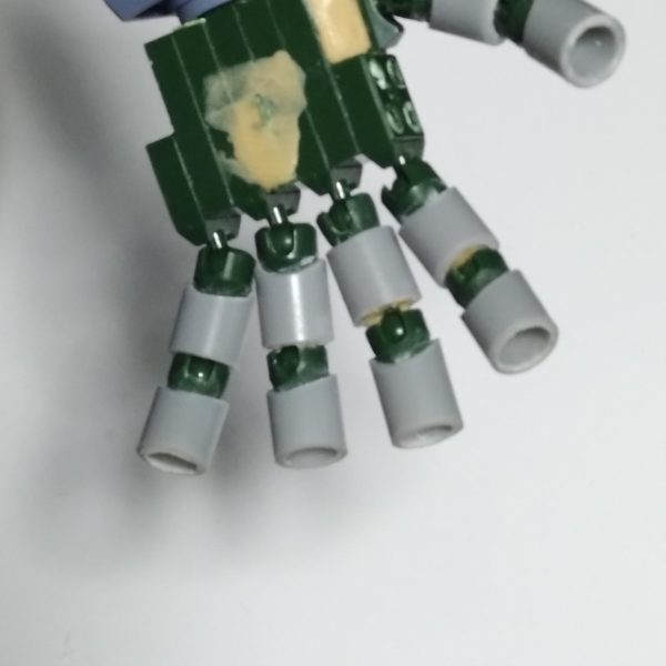 制作中のジオングでしたが、今迄のディティールがどのくらいなのか全体のバランスを知りたくて午後の天気を利用してサフ吹いて一度組んでみました。今迄マニピュレータ制作は隠してましたがゾックの写真撮りたくて我慢出来ずに公開しちゃいます。ジオングの圧倒的迫力を表したくマニピュレーターを大型化。と言ってももう少し小さく制作したかったのですが指に可動を入れたいと考えましたが使用したいサイズの球体ジョイントは値段が高い！ボールジョイントも高い！全関節数となぬと…無理だと判断して、うーむ以前少し使ったことがある100均のプチブロックのボールジョイントを買いに行った…のですがボールジョイントの入ったやつが無い。違う街に住んでる息子に連絡して、もし100均行った時プチブロックのボールジョイント付きの売ってたら買っておいてと連絡。まとめ買いしたものを受け取りこのような物が出来上がりました。うーむ仮組み見ると足のディティール少し少ないかもなぁ。🤔皆さんに質問なのですが、やはりパーフェクトジオングといえば巨大なソードなのでしょうか？指先にビームあるのになぁって考えてしまいます。多分制作すると思いますけど。 （4枚目）