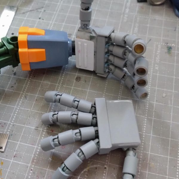 制作中のジオングでしたが、今迄のディティールがどのくらいなのか全体のバランスを知りたくて午後の天気を利用してサフ吹いて一度組んでみました。今迄マニピュレータ制作は隠してましたがゾックの写真撮りたくて我慢出来ずに公開しちゃいます。ジオングの圧倒的迫力を表したくマニピュレーターを大型化。と言ってももう少し小さく制作したかったのですが指に可動を入れたいと考えましたが使用したいサイズの球体ジョイントは値段が高い！ボールジョイントも高い！全関節数となぬと…無理だと判断して、うーむ以前少し使ったことがある100均のプチブロックのボールジョイントを買いに行った…のですがボールジョイントの入ったやつが無い。違う街に住んでる息子に連絡して、もし100均行った時プチブロックのボールジョイント付きの売ってたら買っておいてと連絡。まとめ買いしたものを受け取りこのような物が出来上がりました。うーむ仮組み見ると足のディティール少し少ないかもなぁ。🤔皆さんに質問なのですが、やはりパーフェクトジオングといえば巨大なソードなのでしょうか？指先にビームあるのになぁって考えてしまいます。多分制作すると思いますけど。 （5枚目）