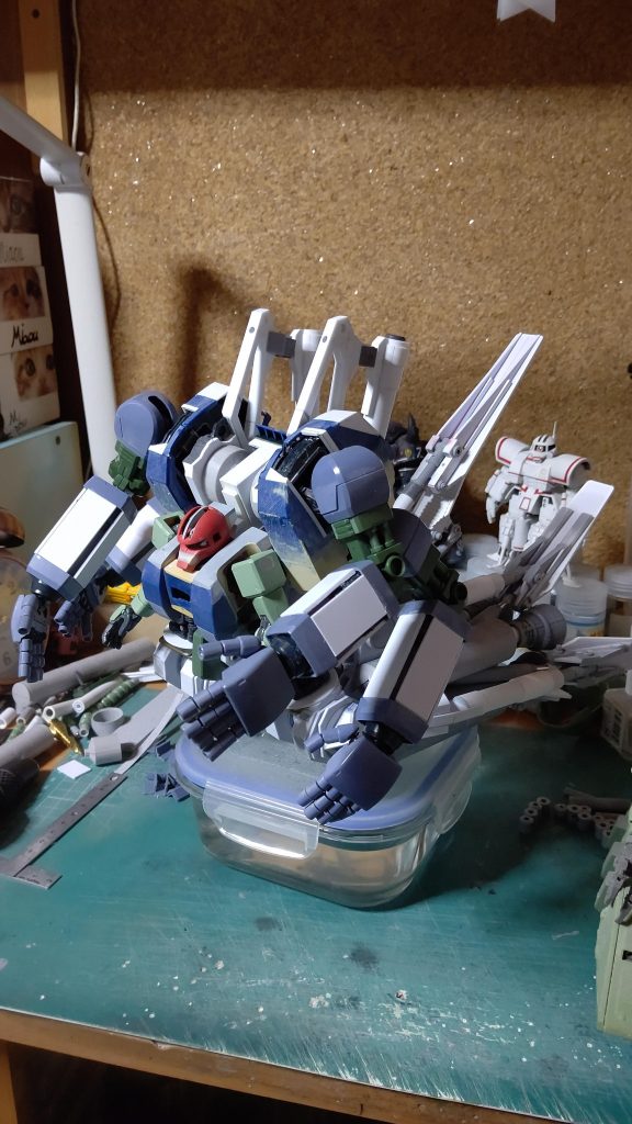 このあたりはまだ少し余裕ありました。確か、この後にぎっくり腰になって、しばらく作業できなかったのを今思い出しました。あのぎっくり腰さえなかったらもう少し余裕持って作業できたんですが、色は真っ白だったのがよかったです。ミスターホビーのホワイトサーフェイサーで下地でしっかり白を塗れて、ファレホの本塗装は３回くらいしか塗ってません。ぎっくり腰さえなかったら、サーフェイサーで色を、なんて考えなかったです。