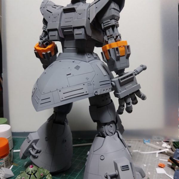 制作中のジオングでしたが、今迄のディティールがどのくらいなのか全体のバランスを知りたくて午後の天気を利用してサフ吹いて一度組んでみました。今迄マニピュレータ制作は隠してましたがゾックの写真撮りたくて我慢出来ずに公開しちゃいます。ジオングの圧倒的迫力を表したくマニピュレーターを大型化。と言ってももう少し小さく制作したかったのですが指に可動を入れたいと考えましたが使用したいサイズの球体ジョイントは値段が高い！ボールジョイントも高い！全関節数となぬと…無理だと判断して、うーむ以前少し使ったことがある100均のプチブロックのボールジョイントを買いに行った…のですがボールジョイントの入ったやつが無い。違う街に住んでる息子に連絡して、もし100均行った時プチブロックのボールジョイント付きの売ってたら買っておいてと連絡。まとめ買いしたものを受け取りこのような物が出来上がりました。うーむ仮組み見ると足のディティール少し少ないかもなぁ。🤔皆さんに質問なのですが、やはりパーフェクトジオングといえば巨大なソードなのでしょうか？指先にビームあるのになぁって考えてしまいます。多分制作すると思いますけど。 （2枚目）