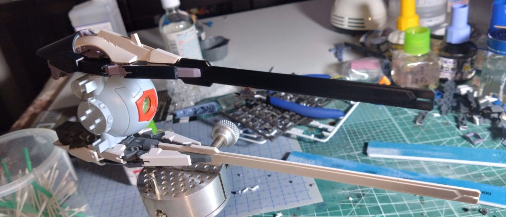 最初の赤いガンダムのイメージがなんかジムジャグラーに似ていると思いAOZのウーンドウォートのブースデットライフル四つ使いましたW