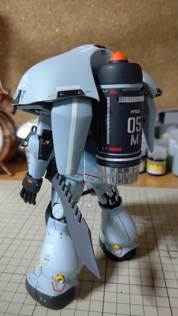 被り物、後ろです。画稿に後ろがなく、わからないところはそれ風に作りました。エンジンだけはむき出しておこうと。