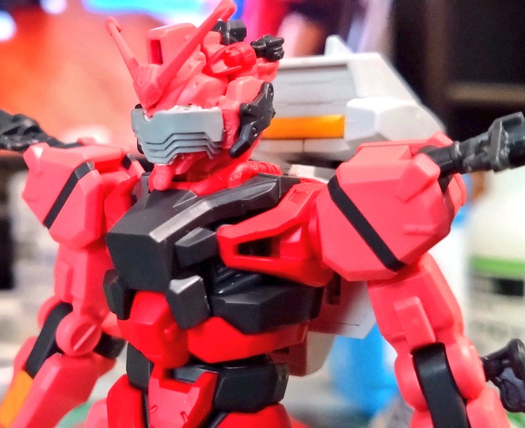 製作過程頭のシャッターフェイスはジークアクスに本編にでたあのサイコガンダムの顔が衝撃的でこの顔を採用しヘイズルバックパックは三ミリのプラ丸棒二個使用