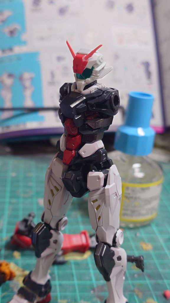 赤いガンダムのブレードアンテナを付けて頭部の加工はこんな感じです