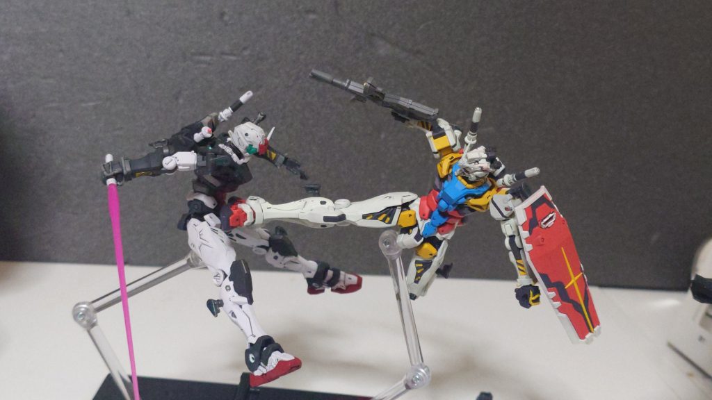 赤いガンダム発売しすぐ白いガンダムに全塗装しました。蹴りシーンも再現できます！