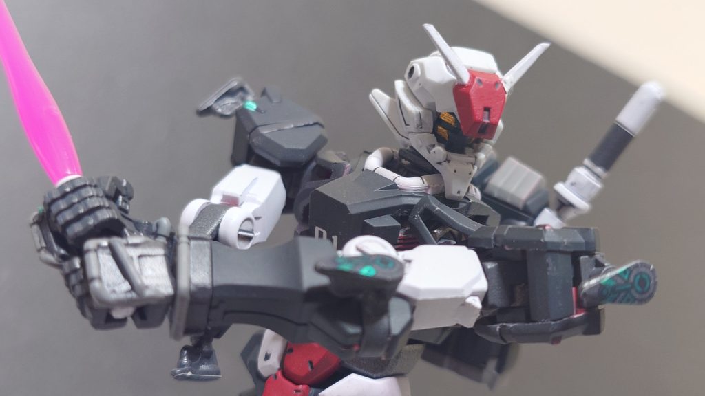 軽キャノンの頭部は4つ目再現できるシールが付属しているので黄色の部分だけ切り取り劇中通りに壊れた姿も再現可能です。