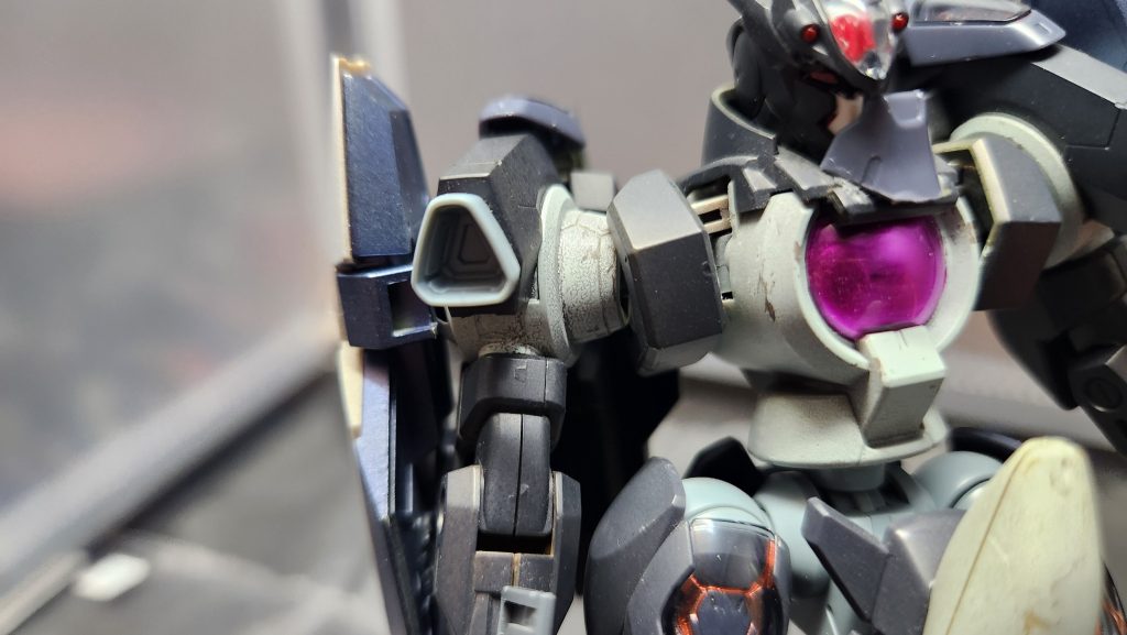 機体肩部やシールド裏に追加されたスラスターで加速したり、トリッキーな動きを可能とする。