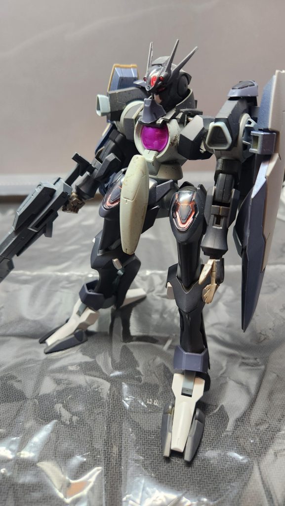 ガンダムOOのヒリング・ケアが好きなので、最終決戦後生き残り、地球連邦平和維持軍に従事した最の機体として作りました。オリジナルの設定としては2ndシーズン中にヒリングに恋人ができ、駆け落ちする形で生き延びたって感じで。カラーもヒリング専用ガラッゾをイメージしてます。