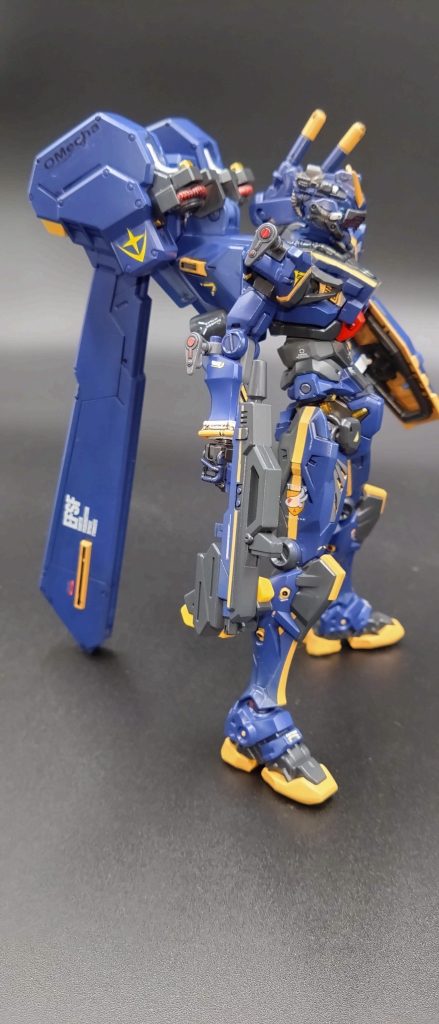 RX-178 ガンダム後期型は極右派のバスクが反地球連邦運動を取り締まるべく編成された地球連邦の外郭部隊『ティタンーズ』で開発された試作MS。宇宙世紀0079年の一年戦争後にジオン公国の脅威を背景に自らのアースノイドの力を知らしめるための象徴とした機体であり、開発主任は先の大戦でRX-78を開発した生みの親テム・レイを据えてAF社・各地の地球工廠・NT研究所など協力UC0082に開発がスタートした