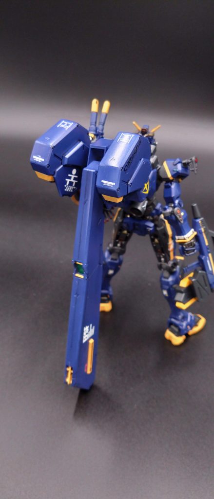 開発にあたっては先のRX78ガンダムと同じだが頭部の目のセンサー・カメラを保護するシャッター型にし、コアブロックを廃止しバックパックや肩・肘・腿の万能化換装兵装システム『TR-1ヘイズル』を採用様々オプションを接続できるよう設計通常運用から特務任務特化型などの換装することもできる。