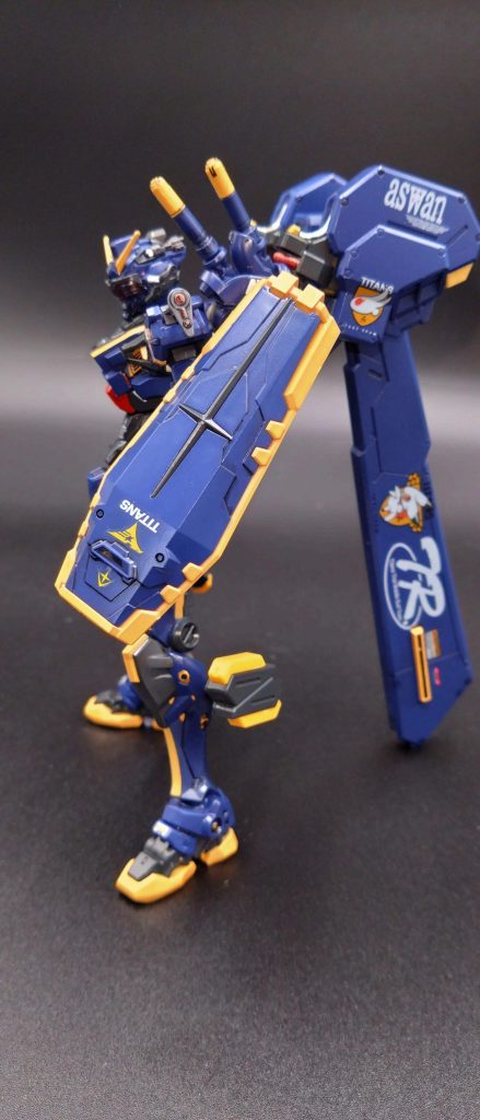 一年戦争でジオンに負けた連邦軍は地球各国にもジオン支持派が増え続けていたためこのままでは反地球連邦運動が増えスペースノイドとアースノイドの立場パワーバランスが逆転してしまうのではないかと考えた連邦軍極右派ジャミトフ・ハイマンの右腕でありNo2のバスク・オム少佐が極秘に立案した連邦再編計画『プロジェクト・タイタンズ』の一つ連邦の主力汎用MSガンダムを再開発・対ジオンMS戦向けに実戦・研究し新しいガンダム作り上げるのがこの黒いガンダムである。