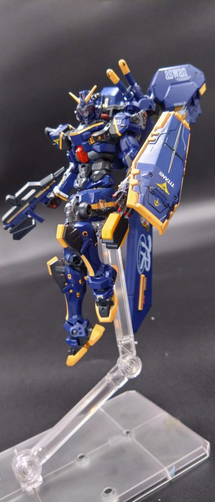 ビームライフルは最新のEパック方式を採用しており腿部にEパック交換システム採用しているため長期戦も可能