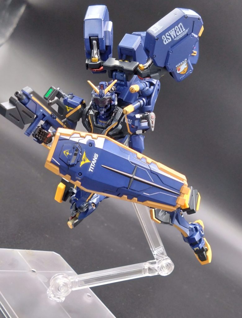 第一兵装は機動力強化の一つとして設計された高機動パック。左右に配置された二基のスラスターポッドと大容量プロペラントタンクを兼ねたシュツルムブースターで構成された兵装で柔軟な可働フレームよって推力を自在に変更可能し機動力と運動能力を大幅に向上している。一方で機体の過敏な機動力と加速力が規格外なため一般の兵士の体力ではもたず扱うことができないため並のパイロットではまともにコントロールできなかった。パイロットはペガサス級アスワンのテストチーム・ムラサメ研究所出身の優秀な強化人間少女ドゥー・ムラサメが選ばれた。