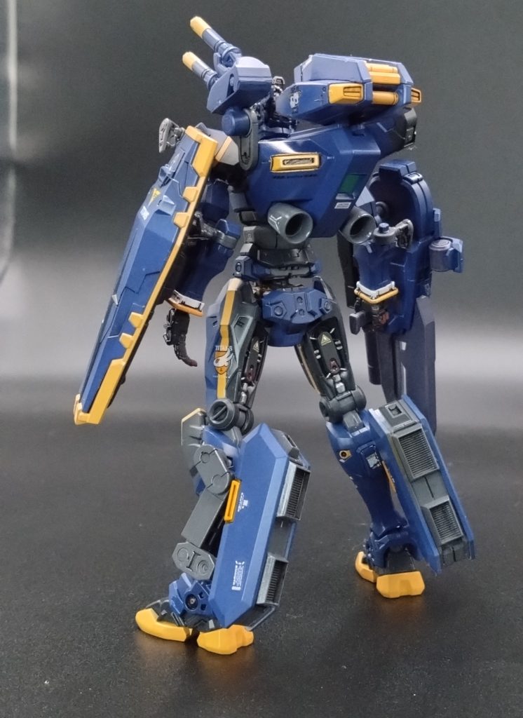 腿部ハードポイントには専用ホバーパック『ダンディ・ライアン』は砂地・海上・森林・泥地・市街地あらゆる地球の環境にも対応できるよう開発した黒いガンダム専用換装兵装で長時間ホバー移動ながら高速移動し機動力と継戦力向上している。