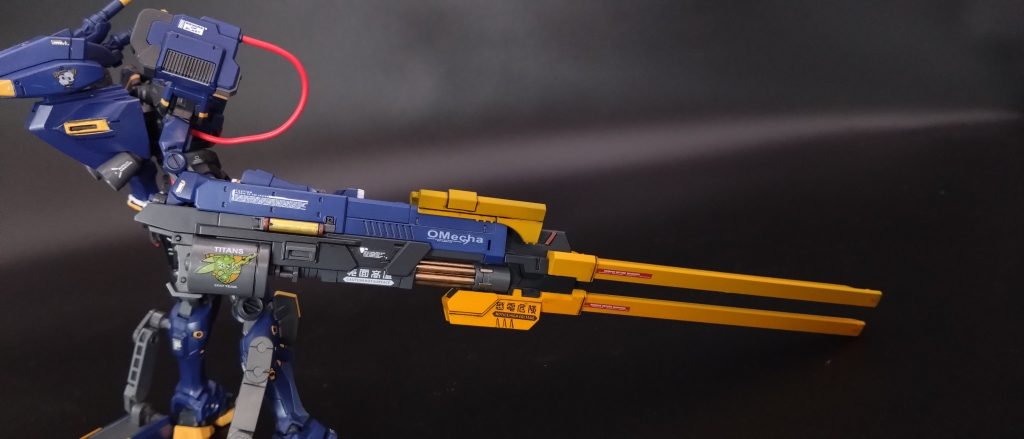 ビグウィグの特徴は。三本の給電レールによって弾体の誘導・加速を行う。超長距離からの静音高速精密狙撃を可能とした上に弾種が二種類あり装甲の厚いMS・MA・戦艦ですら被弾した瞬間に真っ二つに吹き飛ばす又は貫通するルナチタニウム製硬芯徹甲弾と一個中隊分爆発範囲で消滅させる威力のある電磁榴弾の二種備わっている。反面宇宙での使用は大丈夫なのだが地球で使用した場合射撃した瞬間の反動が大きくガンダム脚部負担が３０％負荷かかるためホバーレッグ稼働状態射撃ができないのと一発撃つとレール部が曲がり二発目以降照準が異状きたすため命中率が下がる、更に肩の専用ジェネレータがないと安定した供給ができないためオーバーヒート起こし爆発する恐れもある。