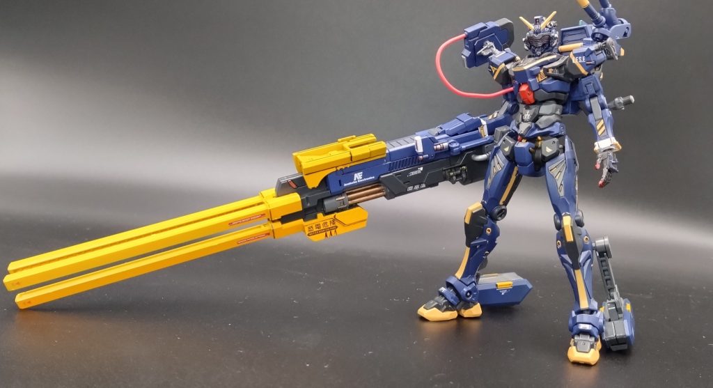 RX-178　黒いガンダム第三兵装　超弩級戦略電磁砲　「ビグウィグ」ビグウィグは一年戦争で活躍したV作戦の試作MSガンタンクの肩部レールキャノン系を携行武器化し更に火力を倍以上に底上げしたペガサス級アスワン配備された黒いガンダム専用に試験兵器