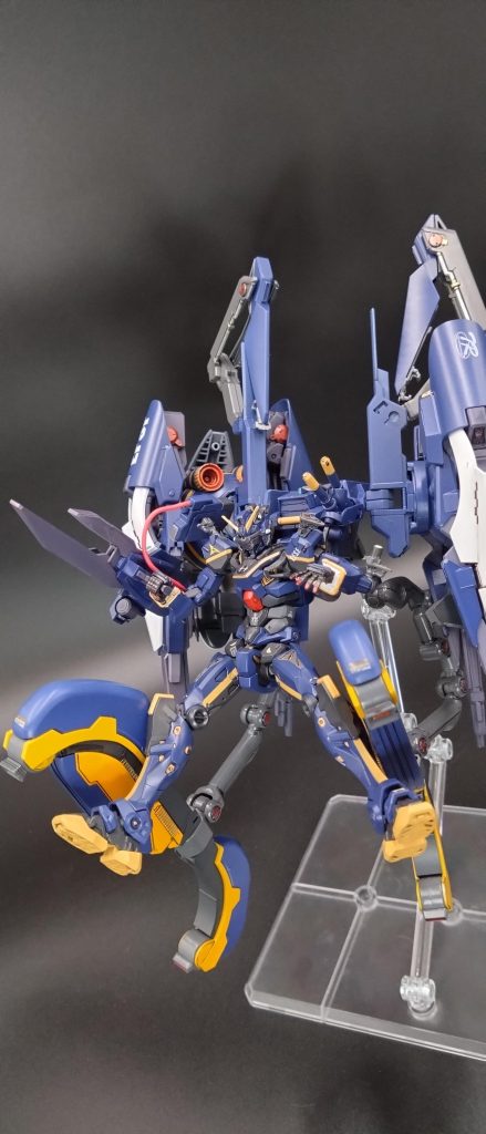 黒いガンダムの後期万能化換装システム『フルドド』システムのおかげでボールの再充電し再稼働することも可能であり損傷したサブレッグを交換することもできる。
