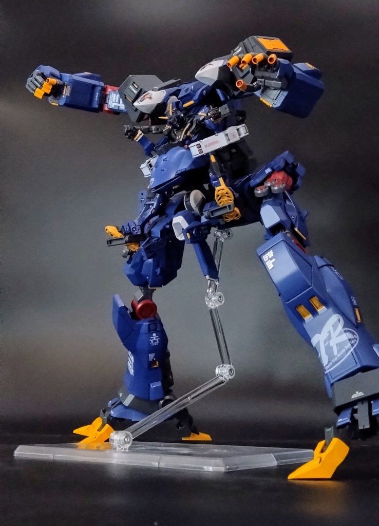 ミコシの腰部のハイメガ・カノンは垂直型や拡散型もあり脚部のサイコプレート射出配置すれば拡散ビームを反射させ死角からや障害物を迂回して攻撃を行う。