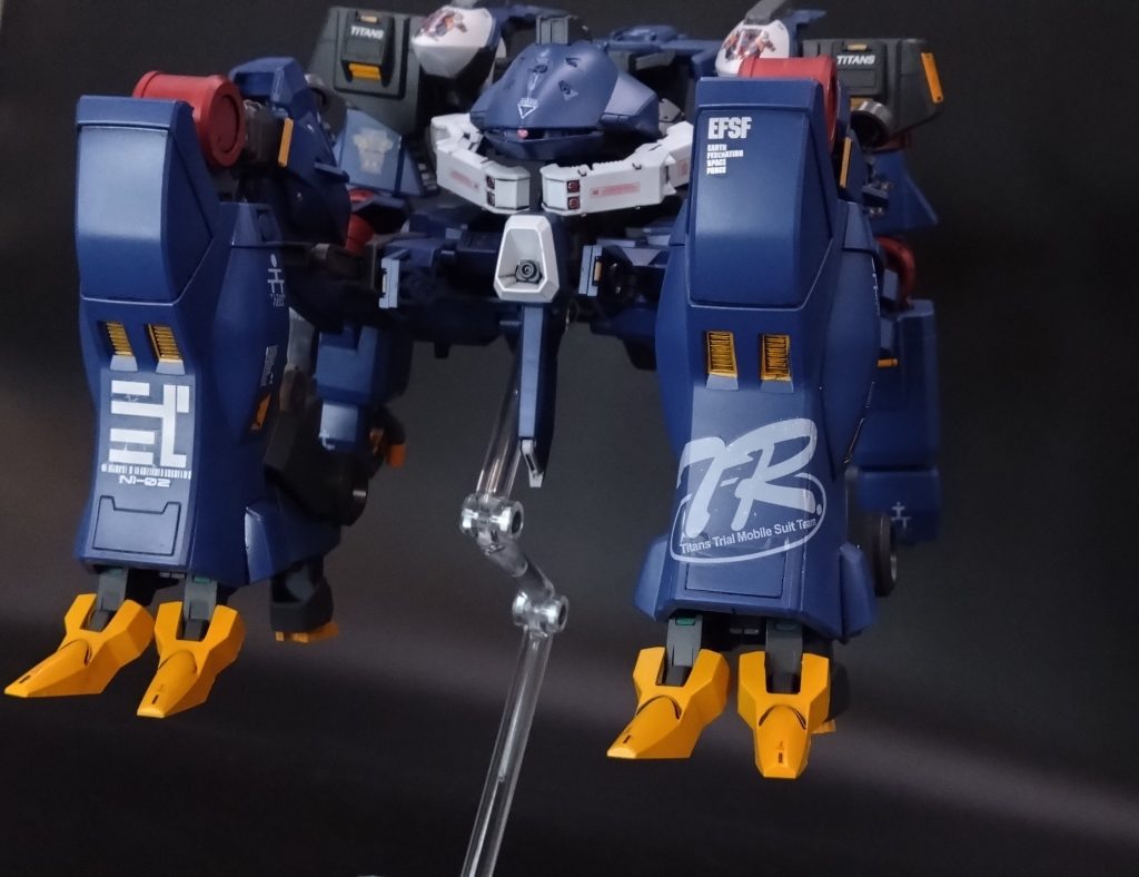 ミコシの開発を担当したムラサメ研究所開発局長 AN野HD明局長は元はジオニック社とフラナガン機関の二つサイコミュ系統の武器とMA開発の経歴をもつ優秀な研究員であり私的な理由で脱走し連邦へ亡命した。その理由はH明は日本のロボアニメと特撮ヒーロ―オタクであり完璧のMAはこんな奇形『ビグザム』ではない完全な人型こそ至高という開発理念でジオニック社とフラナガン機関ともめまくり亡命したという・・・