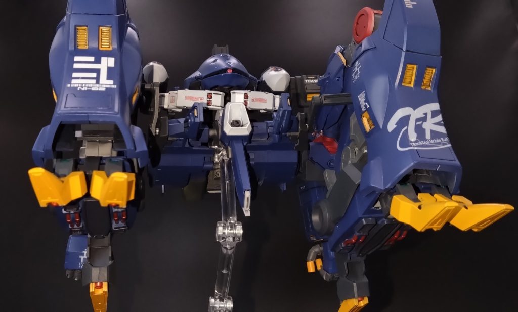 ミコシ フォートレスモードは角型のMAに変形しその巨体を飛行させるためにペガサス級と同じミノフスキー・クラフト装備・前部モノアイがついてる機構は大型脳波伝導サイコミュデバイス『スサノウ』が備わっておりミコシの火器管制と機体制御すべてをサイコミュで制御する方式をとっておりパターンデータをとるころによって外部からも遠隔操作も可能である。更にI・フィールドビームバリアを装備し前方からビグザムの口頭巨大メガ粒子砲をも無効する性能を持っている。