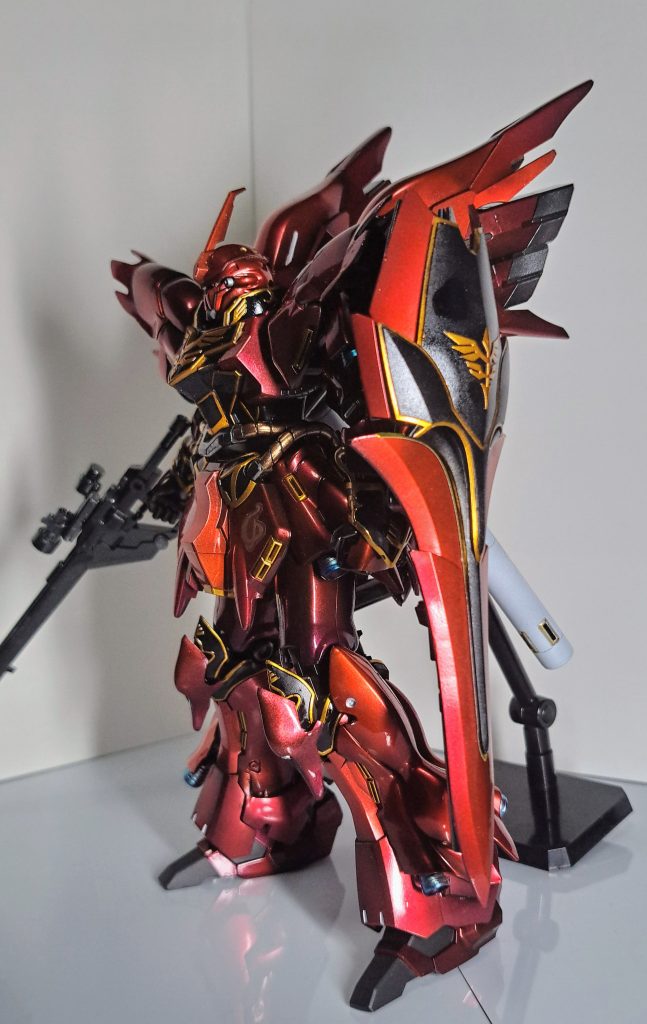 エングレービング塗装に関して、本体の方はなんとかなったんですが、シールドは四苦八苦しました…。(1度やり直してます)結局レッド部分のラインはシール使用、黒部分のラインは付属のシールでマスキングし、拭き取り部分を減らして作業しました。それでも尚ムラがどうにもなりませんでした。