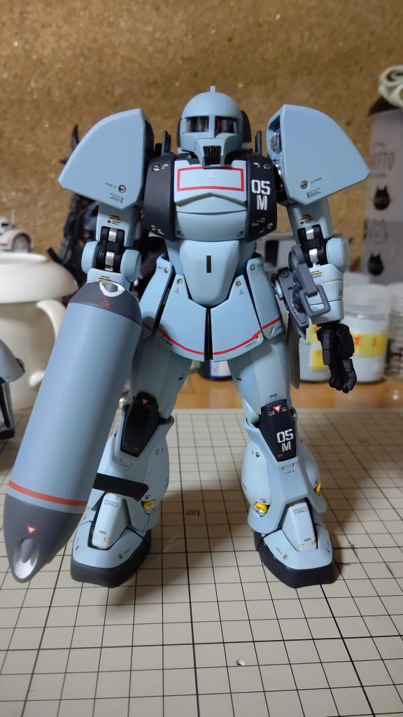 正面です。前の機体が、筆跡を出ないようにするのに、ファレホをかなり水っぽく薄めて、置くように塗り重ねてますが、これは色が濃い設定でしたのでそれほど気は使ってないです。その後、だいぶ慣れてきて、薄めて塗る事もそれほどしなくなりました。真っ白な物で今度どのくらいうまくなったたか試してみたいです。腰のアーマー部分が一番大変でした。フレームもかなり切除してます。水中用ザクもこういう感じなので、いつか作るであろう水中用ザクの先駆けになればいいです。