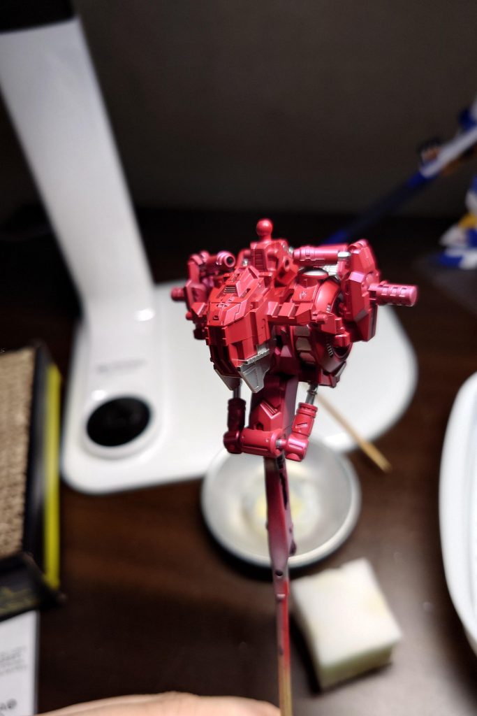 ガンダムフレームの塗装作業中の風景。あずき1号初めて使ったのでどんな色になるかと思いましたが、結構な赤の発色で驚きました。下地ブラックでも良かったかも…と今では思ってますが、シルバー出したかったので従来通りの考えで進めました。
