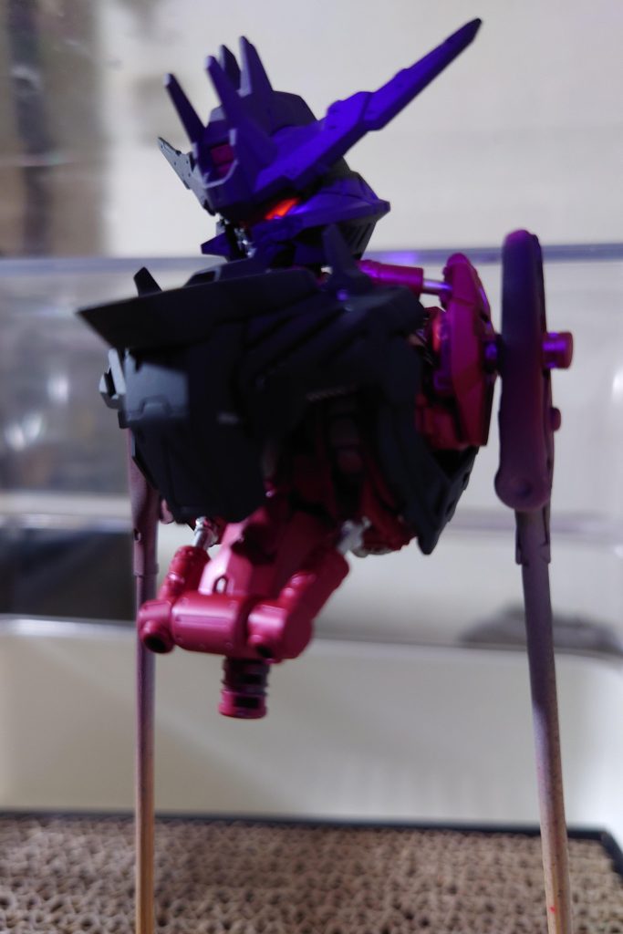 頭部と胸部外装を付けた状態。一応ツインアイは蛍光レッドで光るようにしてます。刺々しいツインアイ格好良い…。