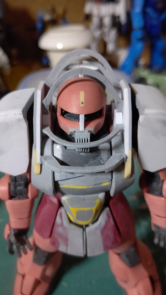 被り物のフレーム作りの途中です。…ちょっと不気味ですね。どういうふうにしたらいいか、この時はまだ形が決まってませんでした。