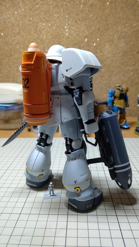 後ろです。バックパックは飛行機のエンジンのレジンパーツを使って、ハイドロジェットエンジンに見えるようにしてます。