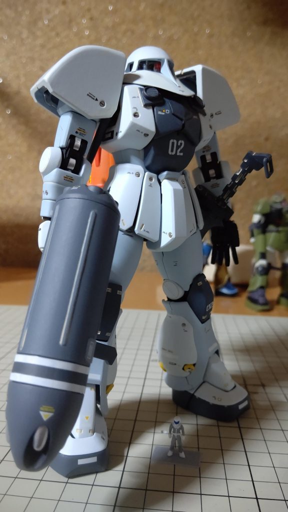 前からです。形状は好きなように作ってます。頭なんかはここまでつばは広くないですが、ここは思い切って広く作ってみたくて、けっこう大きく作りました。胸周りも画稿を見ながら、好きなように作ってます。足と腕は、いじってません。いじれるほど腕前がないので、そのまま使ってます。ヒートナイフはけっこうこだわりました。