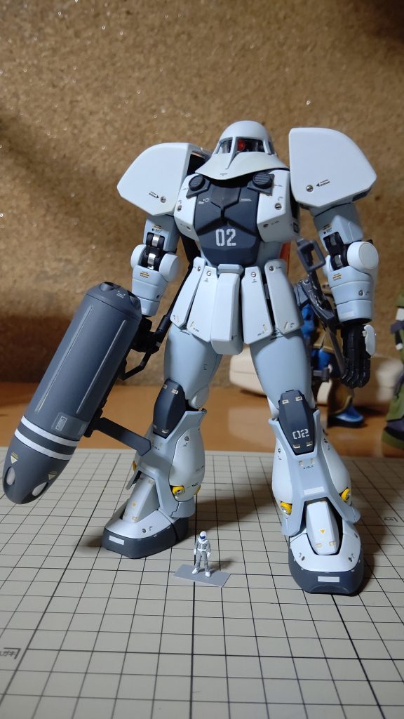 サーフェイサーでしっかり塗るのをこのあたりからちゃんとするようになった頃だと思います。エアブラシで塗れば簡単です。ただ、ファレホしか使わないので、目詰まりがひどくて、清掃、塗装の手間がかかって、エアブラシから遠ざかったでした。筆だとすぐ塗れて、やめるときもいちいち洗浄しなくてもいいし、手間がかからなくて自分としてはいいんです。…エアブラシには敵わないと思ってますが、だんだんこなれてきて、ファレホの下地プライマーも使いやすくて、色数が豊富で、そっちでしっかり塗って、本塗装の塗り重ねを抑えてくれるので、缶スプレーがマイブームです。これもかなり薄めて筆を動かさないで、塗料を置く感じで10回くらい重ねてます。表面張力で平らになったまま乾かしては塗り乾かしては塗りと、塗り方を自分なりに研究してました。