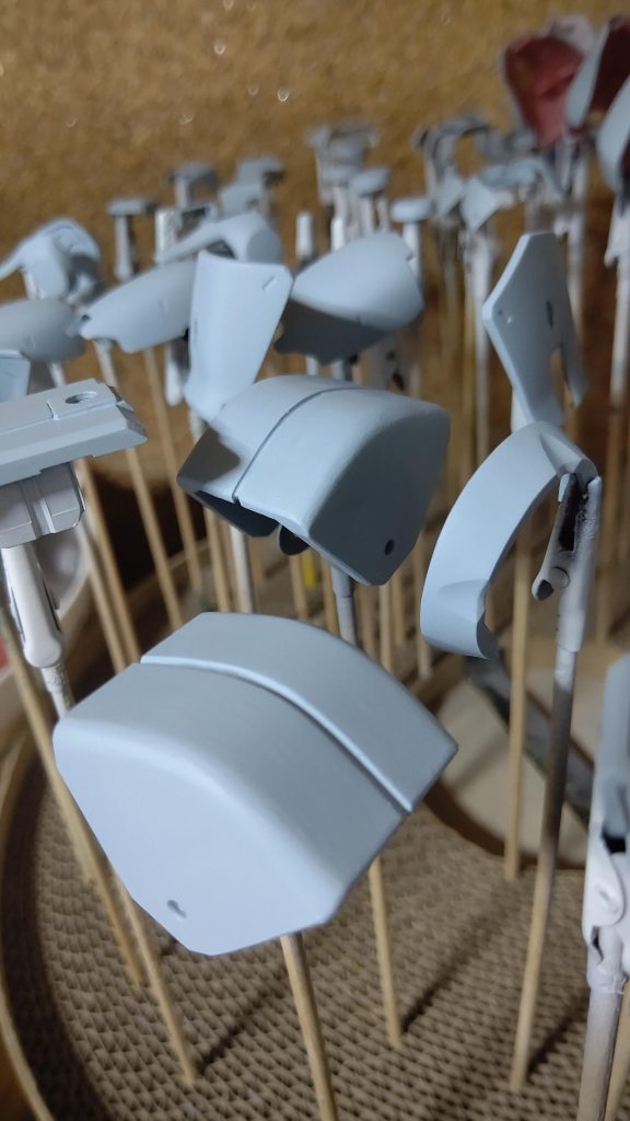 塗装中です。薄めてひたすら塗り重ねるのが一番いいと思ってました。今振り返ると、そこまで薄めなくてもよかったでしょうか。見た感じは、いつもと同じ感じですが、塗り方はそれなりに研究してました^_^。