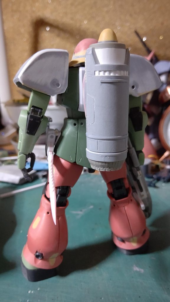 塗装前の後ろです。バックパックをもっと綺麗に塗りたかったです。形は気に入ってます。今見ると肩アーマーをもうちょっと曲面にすればよかったです。真っ平らすぎてちょっと不気味ですね。