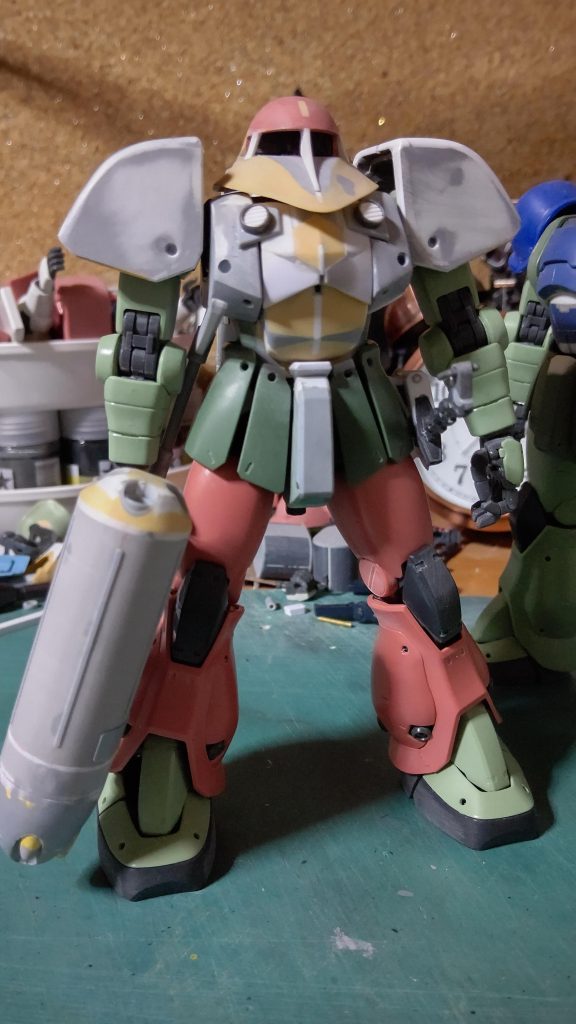 塗装前です。いじった所がはっきり分かりますね。なるべく本体をいじらないで追加工作でなんとかしたいタイプです。