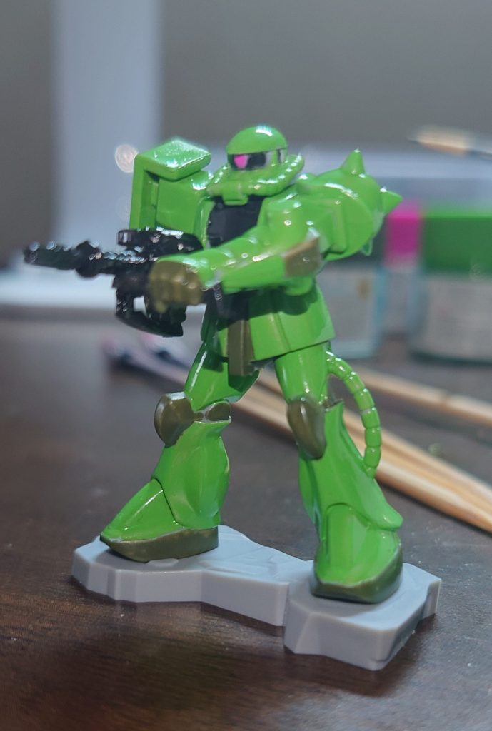 こちらはヴィダール作成中に息抜きとして筆塗りしたチョコサプのザクⅡです。グレー1色でもこうして塗り分けるとちゃんとザクになるの凄い…!