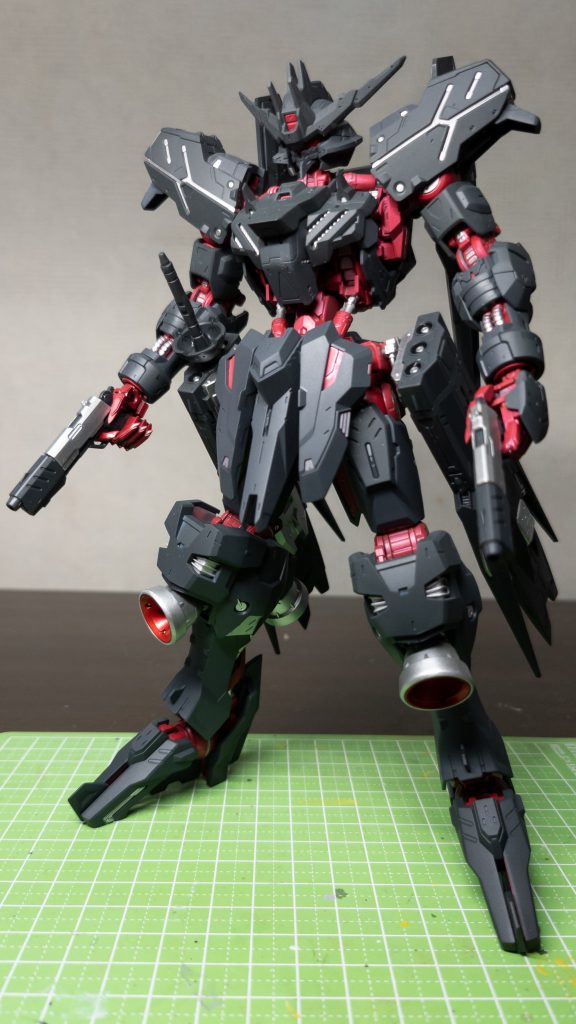 完成写真です。今回は外装をMrカラーのタイヤブラックとジャーマングレーで塗装。ガンダムフレームはMrカラースーパーメタリックのスーパークロームシルバーの上から水性ホビーカラーのあずき1号カラーで塗って後に塗り分け作業しました。正直タイヤブラックとジャーマングレーは色味が近くて差が出せなかったのでここは次回の修正ポイントかなぁと思ってます…!