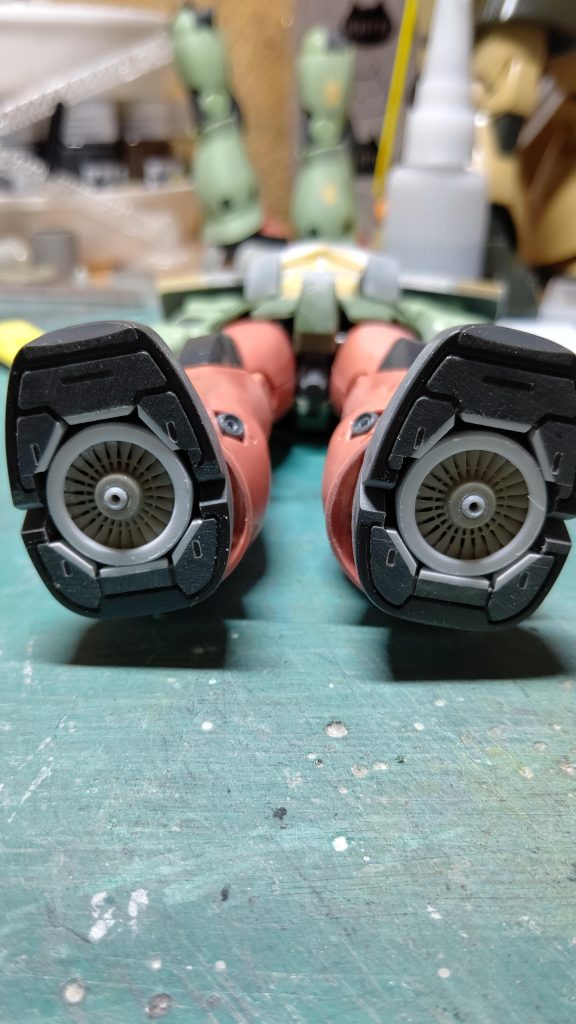 足の裏、こうなってます。こちらも飛行機のエンジンパーツを使ってます。