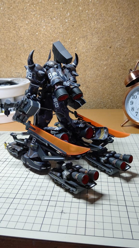 後ろです。…これだけバーニアあれば、ドムより走れそうな気がします。ローラー部は折りたたみ式で、いちおうたためますが、たたむと動きにくそうで、ほとんど接地したままだと思います。足首は浮き上がるようにしました。