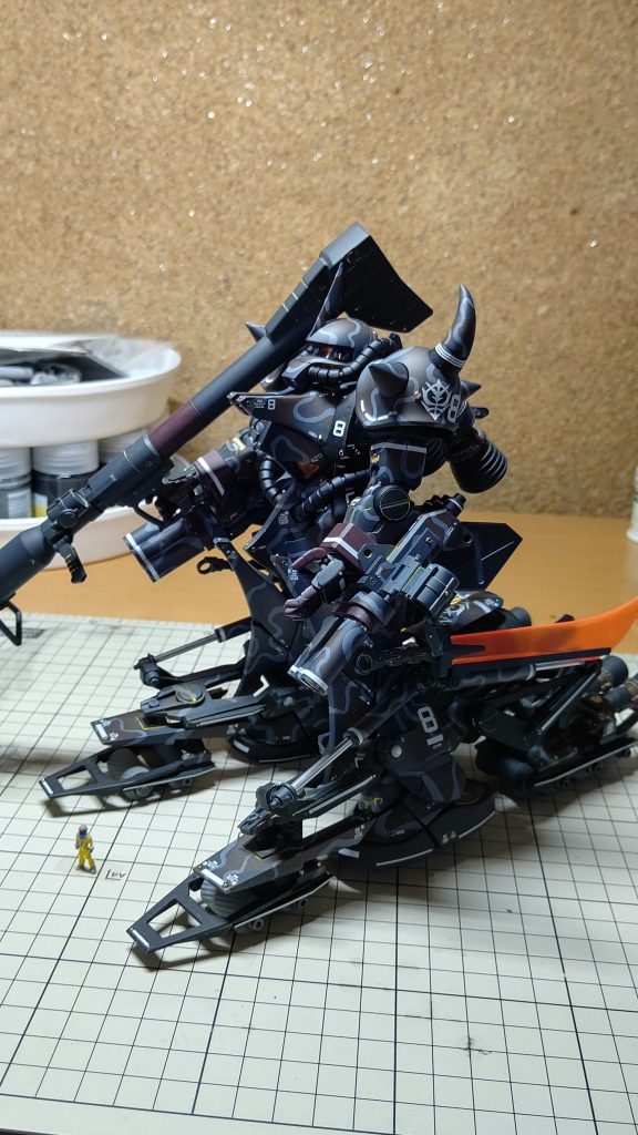 ヒート剣が赤熱したままラックにおさまってるのがいただけないです。あ、オレンジが入っていいなと思って最後につけたんですが、これでは溶けるだろうと…。作ってから気付きました。