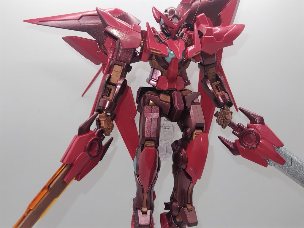 メインのレッドはトランザムレッドパール､ダークレッドはメタルブラッディレッドとメタルブラックを9:1で割ったものを使い､関節部はメタルカラーのカッパーを使用してからGNコンデンサー部分には光の翼ホロブルーを使用､ツインアイはシャインレッドとオレンジイエローを6:4で割ったものを､ブライニクルブレイドにはウルトラシルバーを使用しました｡