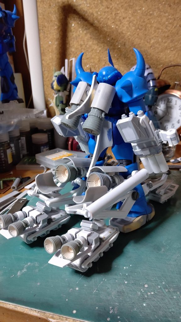 塗装前の後ろです。バーニアはオクで販売されてるAUBE-Dimension様のパーツ使ってます。この方のバーニアが好きで事あるごとに使ってます。