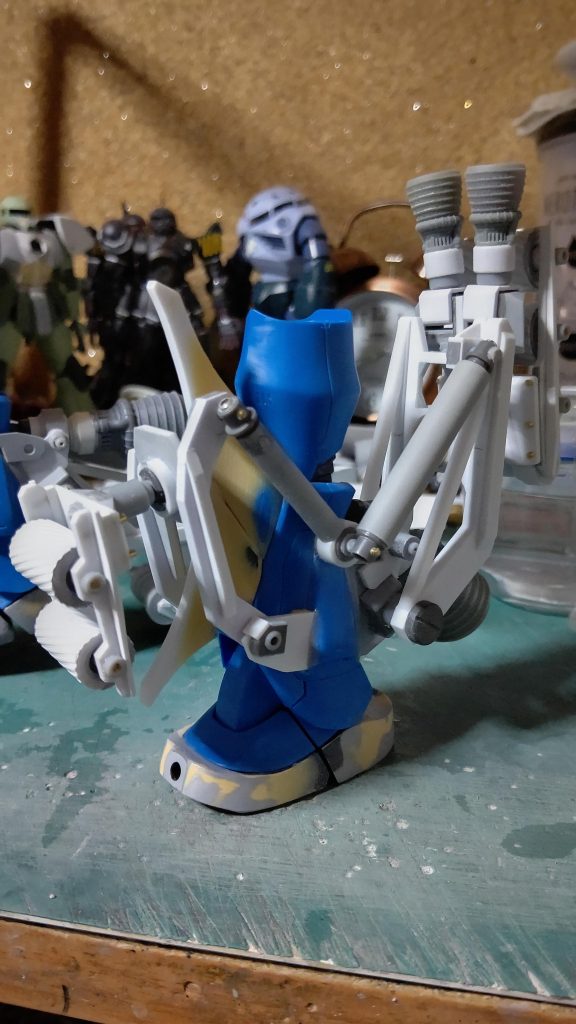 足のユニットはこんな感じで折りたためます。ダンパーの基部が前後同じ所というのもいただけないです。わけでつけたかったんですが、つけられそうな所もなくて、まぁいいか…。立てるように足首は大きくしました。