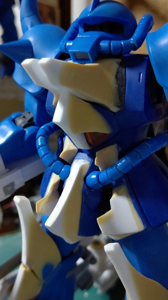 胸のアップです。 この変な盛り上がり、これが初めてではないです。FURY と名付けたグフから始まってます。黒迷彩もその時からです。МHやGTМみたいに、センターで盛り上がる装甲にしたくて作りました。ボークスに通っている成果です。