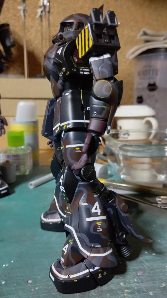 横です。肩、少しいじってます。あまり意味はないです。なんとなくかっこいいかな…という感覚だけでした。