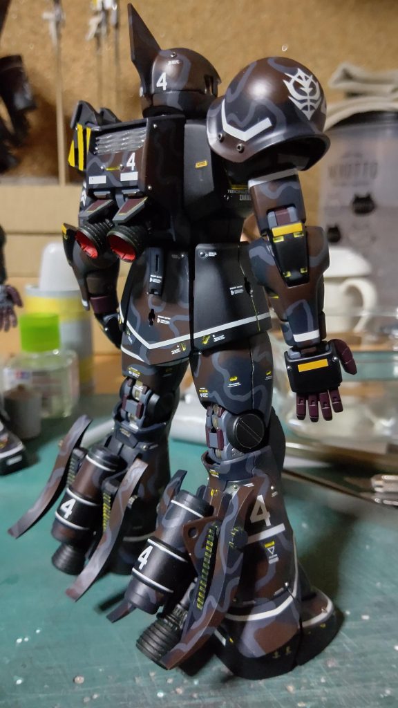 後ろです。バックパックのラジエーターだけ少し作ってます。あと、ふくらはぎの補助脚ですね。…これ、FURYの時から付けてますが、武装発射時の反動で体が後退しないように付けたと思い出しました。