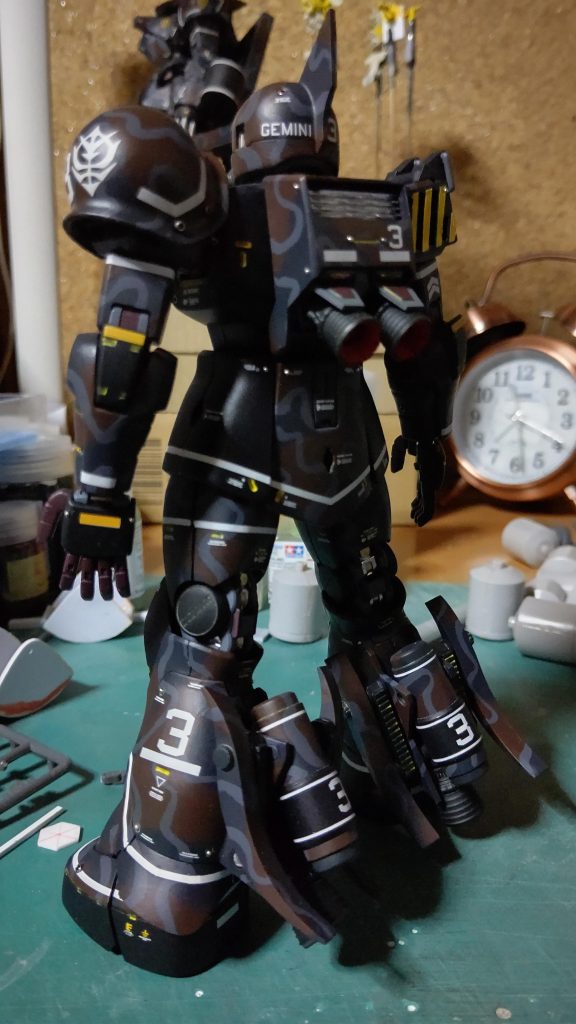 後ろです。これも4号機と同じです。スラスター大型化。ラジエーター大型化。ふくらはぎ裏に謎の駐鋤です。