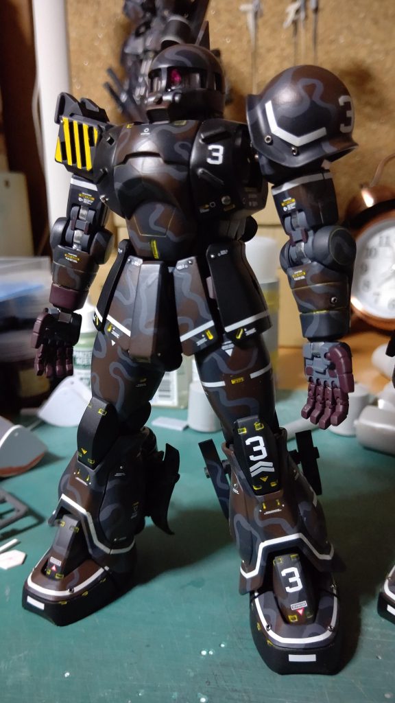 前です。4号機と同じ改造で、胸のボリュームアップに自分では思いつかなかったやり方で工作してます。他はこれといった面倒な改造もなく、息抜きで作りました。肩アーマーがver1.0のです。こっちの方がかっこいい気がします。