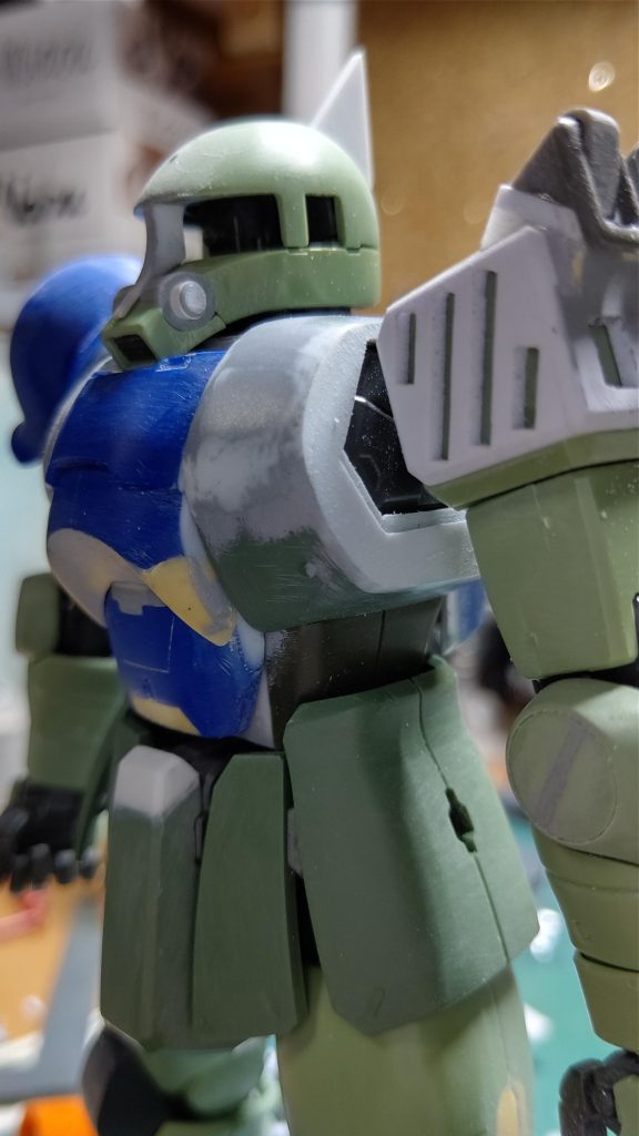 写真、4号機と同じですが、肩アーマーの類が右と左変わっただけで同じです。暑いですが、また旧ザク作ります。たぶんザクタンクも作ります。